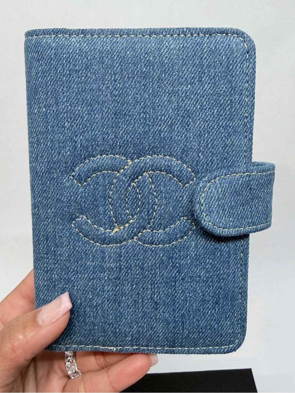 GWP/VIP CHANEL Beauté Blue Denim CC Stitch Snap Card Holder/Passport Holder - Picture 2 of 7